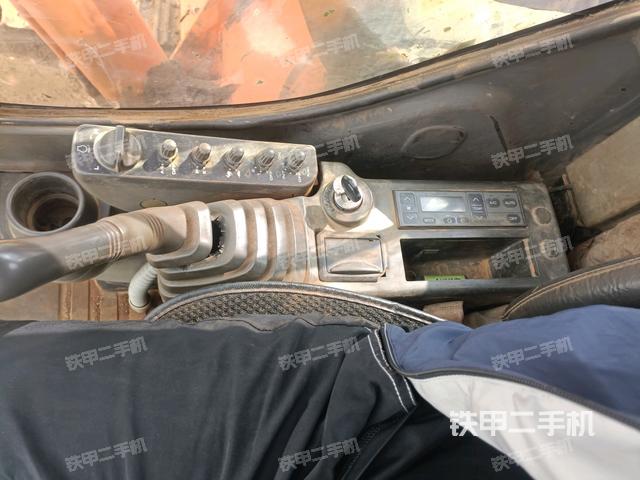 座椅右側(cè)控制臺(tái)/鑰匙門/油門/含右手柄（駕駛室部分）