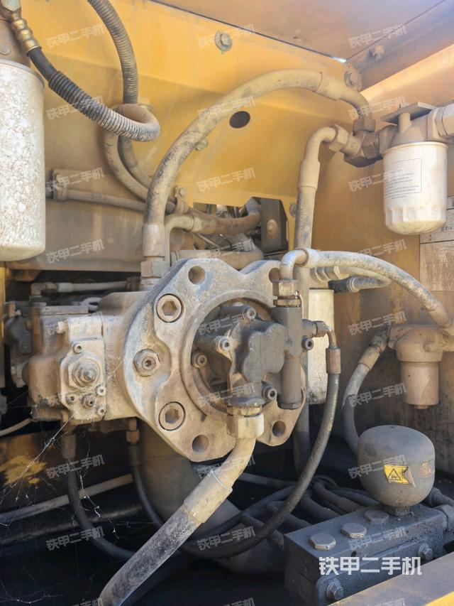 液壓泵艙室正面整體（整機外觀）