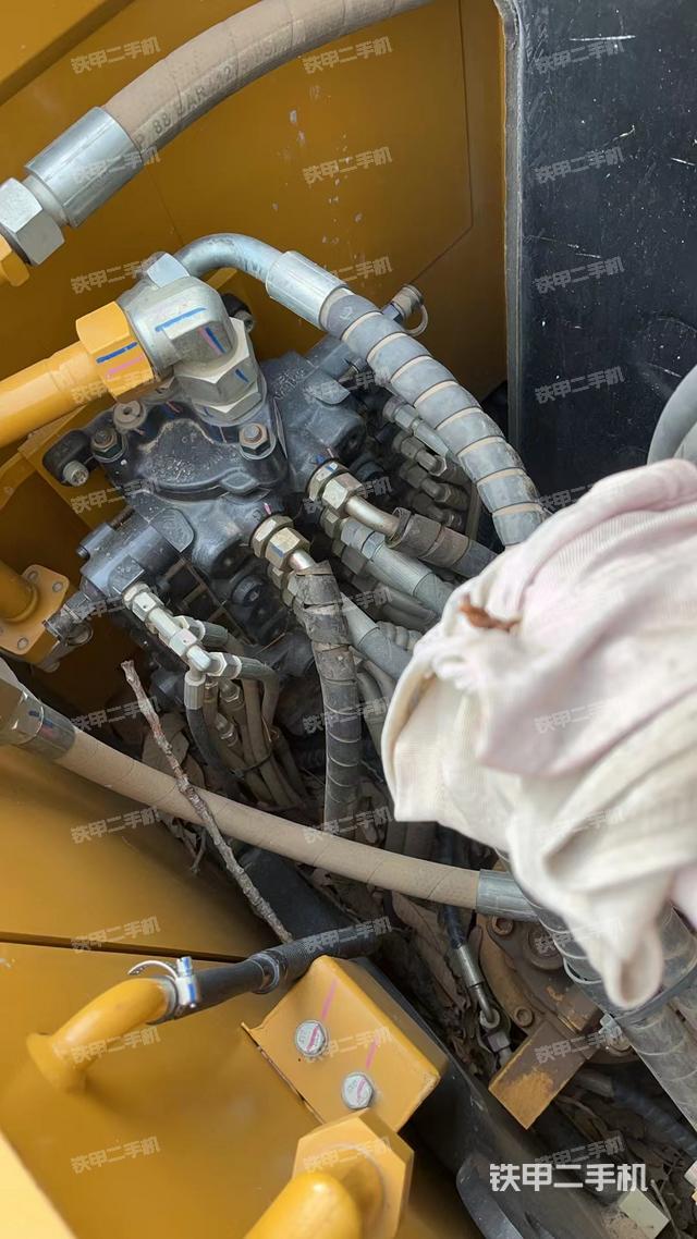 回转马达和主控阀（整机外观）