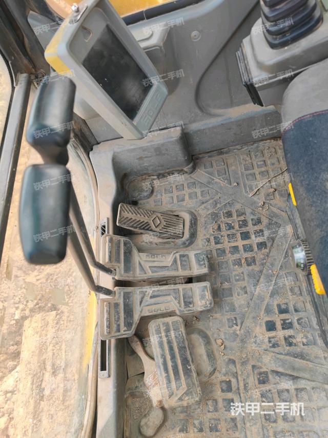 行走控制手柄和踏板?俯拍（駕駛室部分）