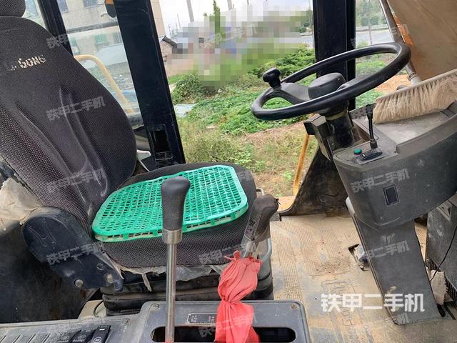 駕駛室工作臺(tái)（整機(jī)外觀及大件）