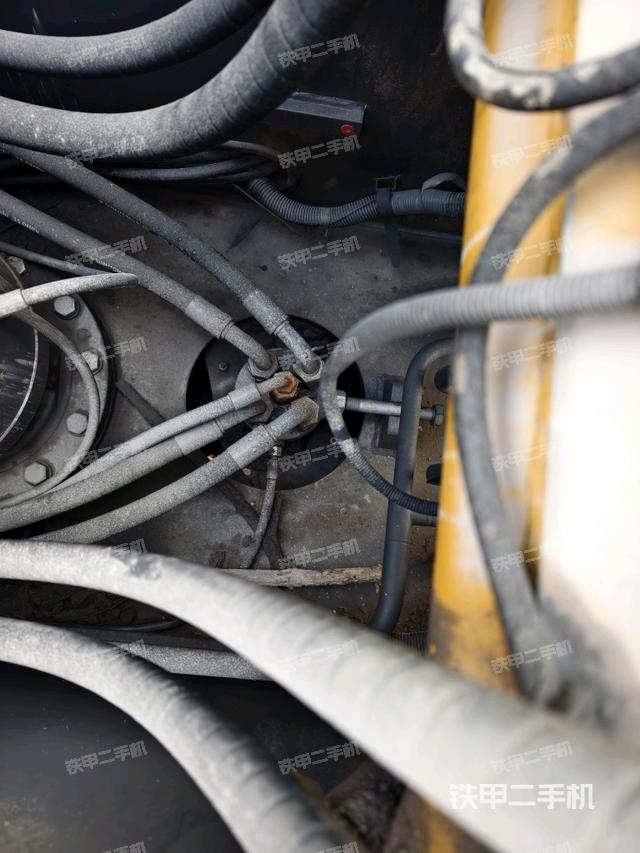 中央回轉接頭特寫（上車部件）