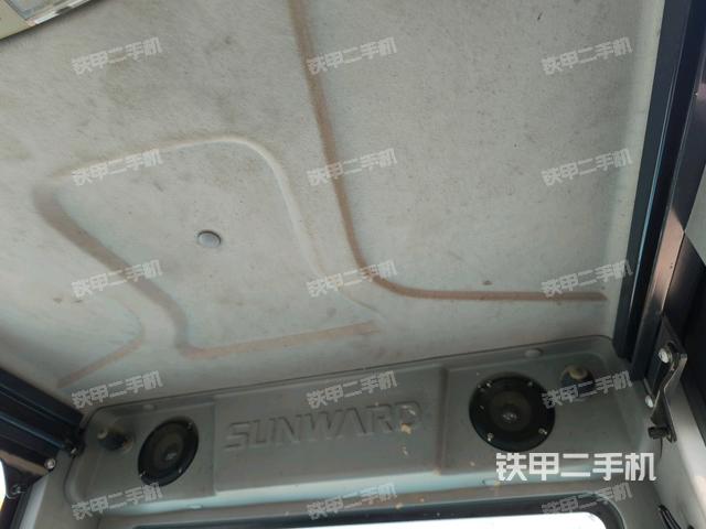 行走控制手柄和踏板?俯拍（駕駛室部分）