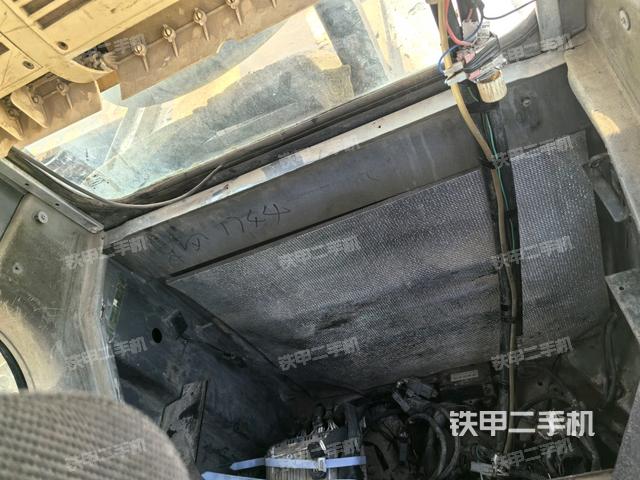 行走控制手柄和踏板?俯拍（駕駛室部分）