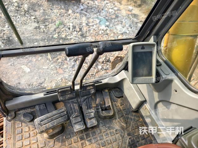 行走控制手柄和踏板?俯拍（駕駛室部分）