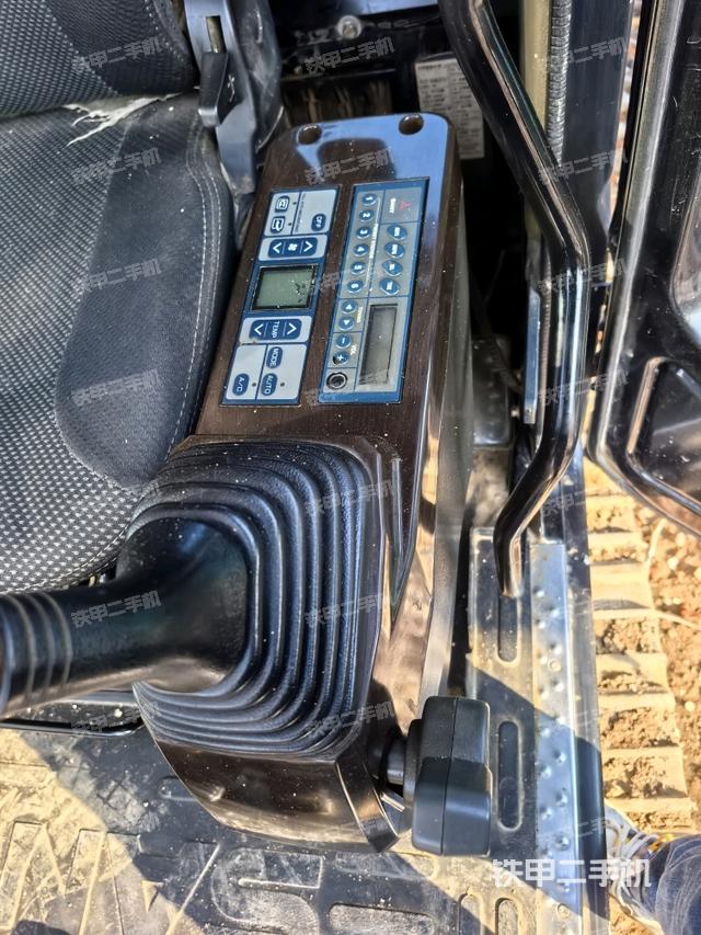 座椅左侧控制台/音响/含左手柄（驾驶室部分）