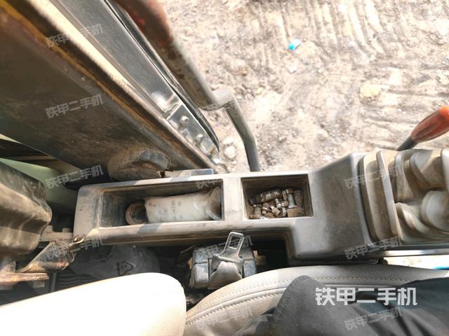 座椅左側(cè)控制臺(tái)/音響/含左手柄(駕駛室部分) 座椅左側(cè)控制臺(tái)/音響/含左手柄(駕駛室部分)