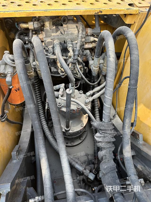 回轉(zhuǎn)馬達(dá)和主控閥（整機(jī)外觀）