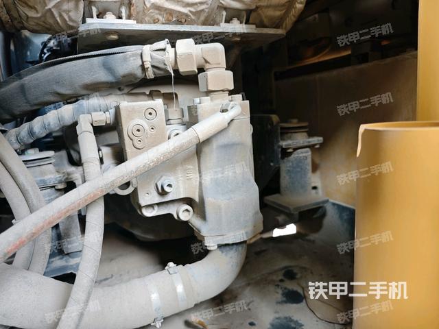 液压泵舱室正面整体(整机外观) 液压泵舱室正面整体(整机外观)