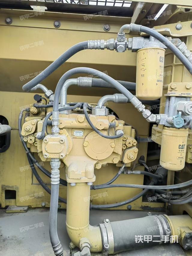 液壓泵艙室正面整體（整機外觀）