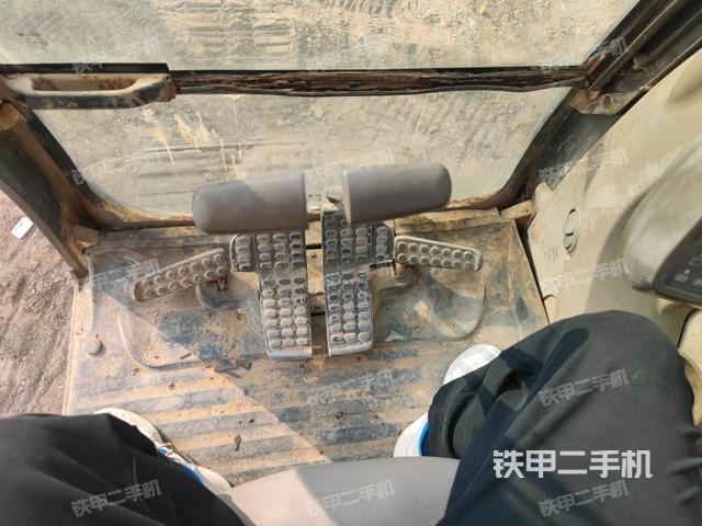 行走控制手柄和踏板?俯拍(駕駛室部分) 行走控制手柄和踏板?俯拍(駕駛室部分)