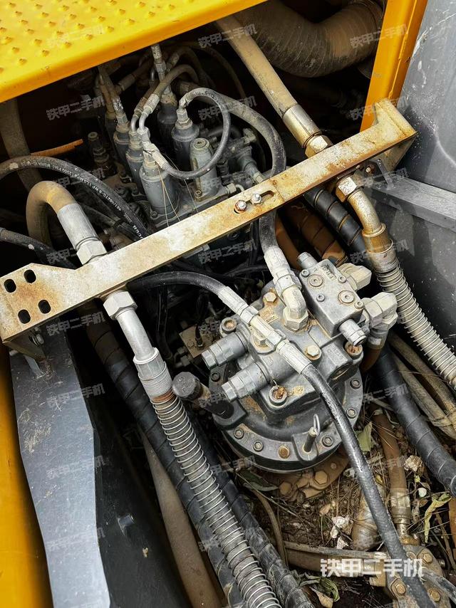 回轉(zhuǎn)馬達(dá)和主控閥（整機(jī)外觀）