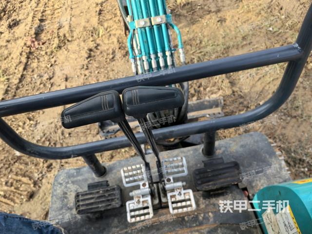 行走控制手柄和踏板?俯拍（駕駛室部分）