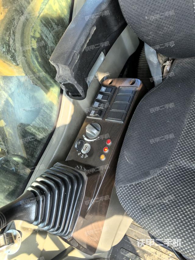 座椅右侧控制台/钥匙门/油门/含右手柄（驾驶室部分）