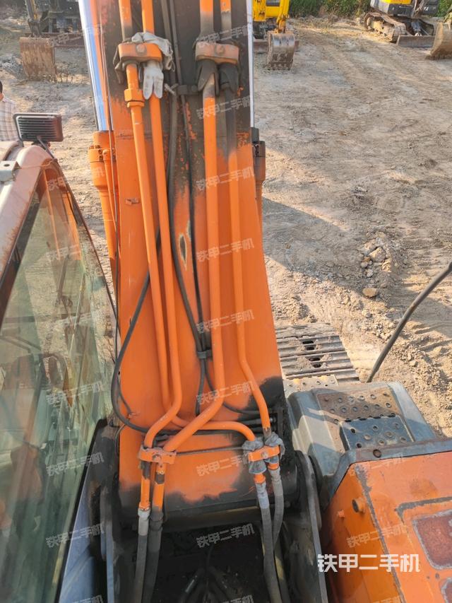 大臂背部俯視(工作和回轉(zhuǎn)裝置) 大臂背部俯視(工作和回轉(zhuǎn)裝置)