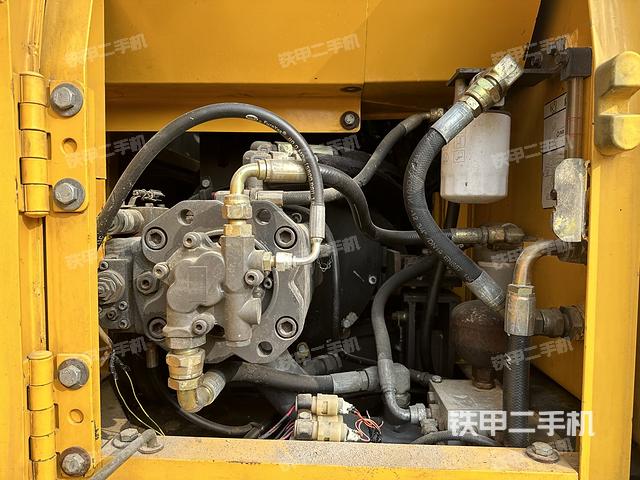 液壓泵艙室正面整體（整機(jī)外觀）