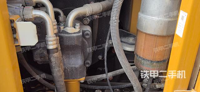 液壓泵艙室正面整體（整機外觀）