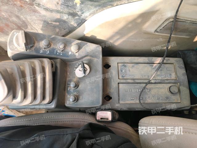 座椅右側(cè)控制臺(tái)/鑰匙門(mén)/油門(mén)/含右手柄(駕駛室部分) 座椅右側(cè)控制臺(tái)/鑰匙門(mén)/油門(mén)/含右手柄(駕駛室部分)