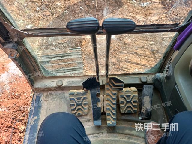 行走控制手柄和踏板?俯拍（駕駛室部分）