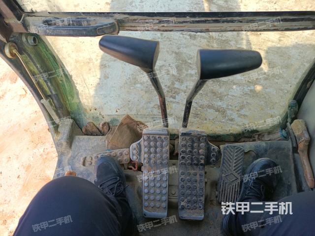 行走控制手柄和踏板?俯拍（駕駛室部分）