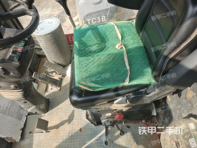 操作臺(tái)全景（壓路機(jī)駕駛室）