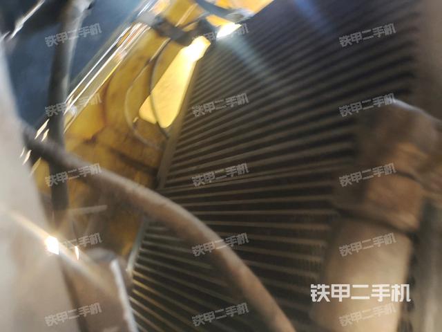 散熱器全景（壓路機(jī)發(fā)動(dòng)機(jī)艙）