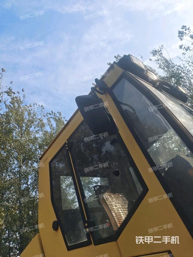 右側(cè)正面照（壓路機(jī)駕駛室）