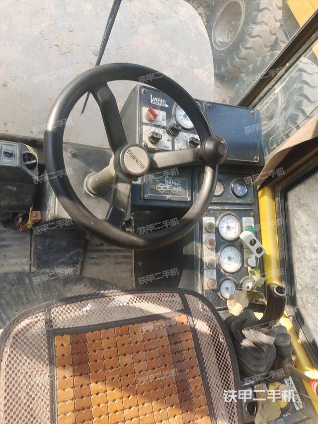駕駛室內(nèi)座椅、儀表操作手柄全景（壓路機(jī)駕駛室）