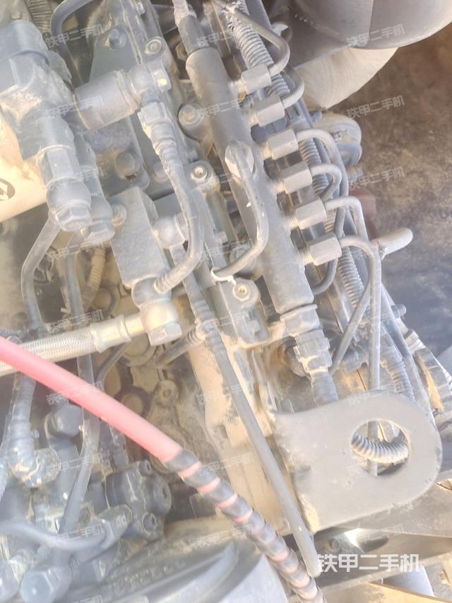 發(fā)動(dòng)機(jī)右側(cè)全景（壓路機(jī)發(fā)動(dòng)機(jī)艙）