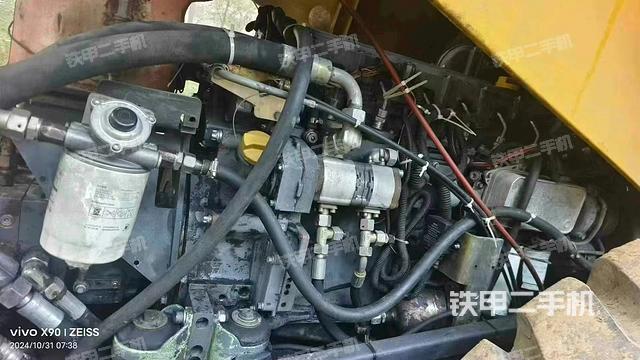 發(fā)動(dòng)機(jī)艙全景（壓路機(jī)發(fā)動(dòng)機(jī)艙）