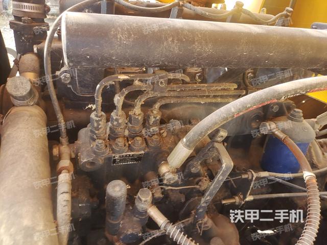 發(fā)動機左側(cè)全景（壓路機發(fā)動機艙）