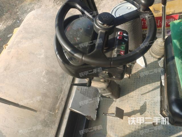 駕駛室內(nèi)座椅、儀表操作手柄全景（壓路機(jī)駕駛室）