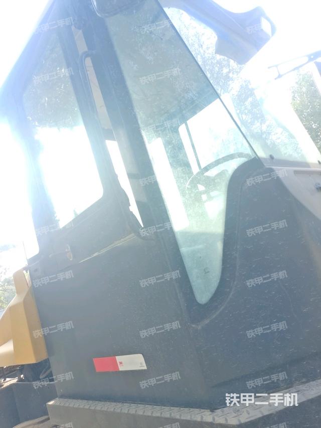 左側(cè)正面照（壓路機駕駛室）