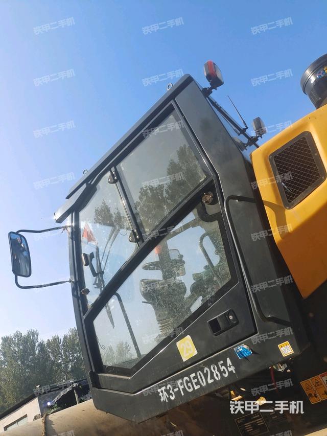 左側(cè)正面照（壓路機(jī)駕駛室）