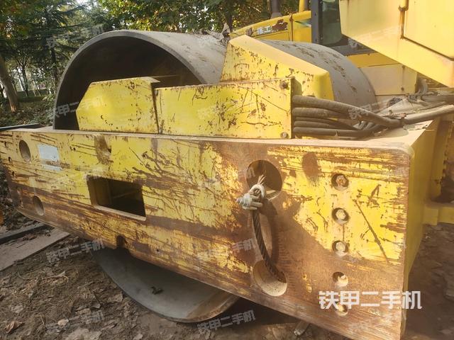 鉸接正左側(cè)（壓路機(jī)前后車架）