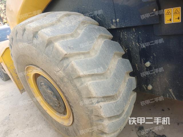 后輪右側(cè)全景（壓路機(jī)前后車(chē)架）