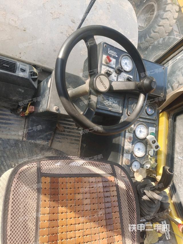 操作臺全景（壓路機(jī)駕駛室）