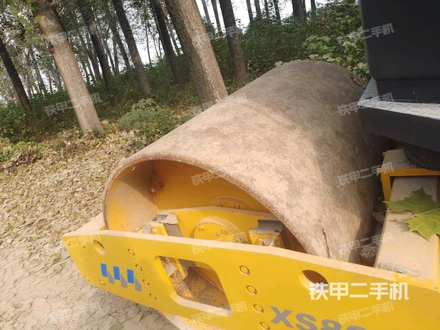 鉸接正右側(cè)（壓路機前后車架）