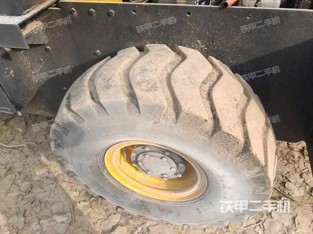 鉸接正左側(cè)（壓路機前后車架）