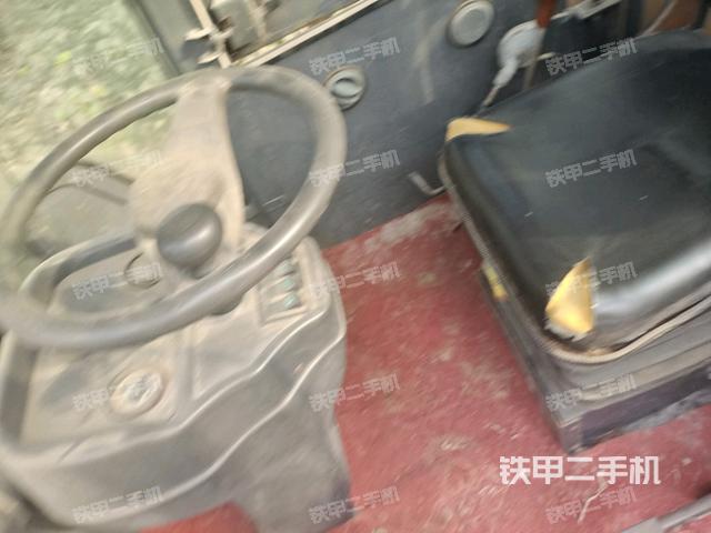 駕駛室內(nèi)座椅、儀表操作手柄全景（壓路機駕駛室）