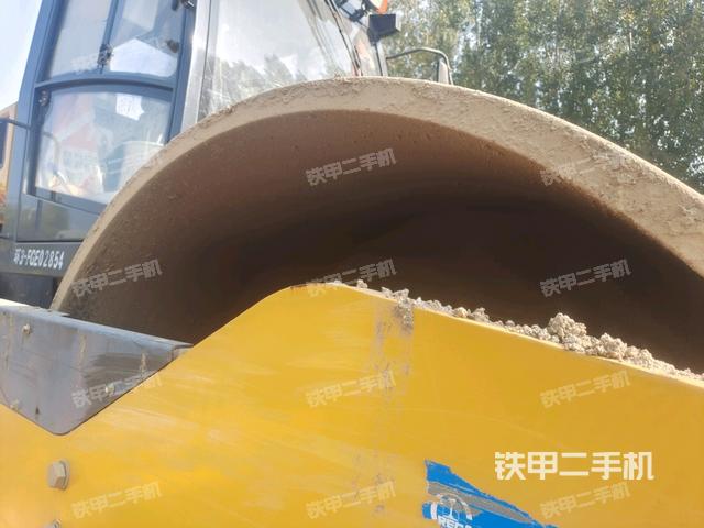 前車(chē)架正右側(cè)（壓路機(jī)前后車(chē)架）