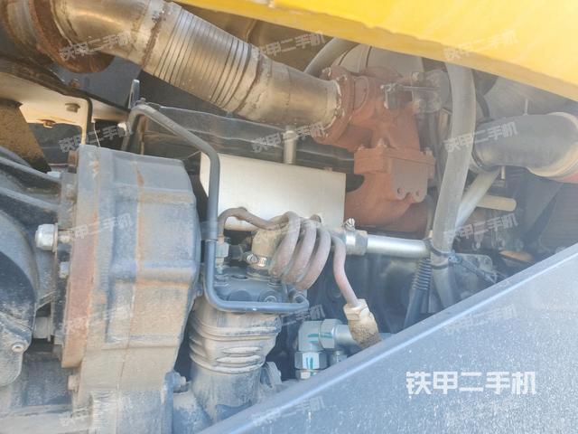 發(fā)動(dòng)機(jī)上部全景（壓路機(jī)發(fā)動(dòng)機(jī)艙）