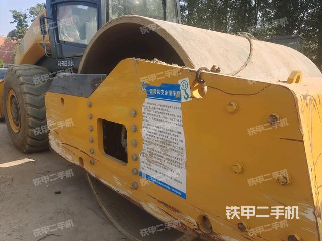 前車(chē)架正左側(cè)（壓路機(jī)前后車(chē)架）