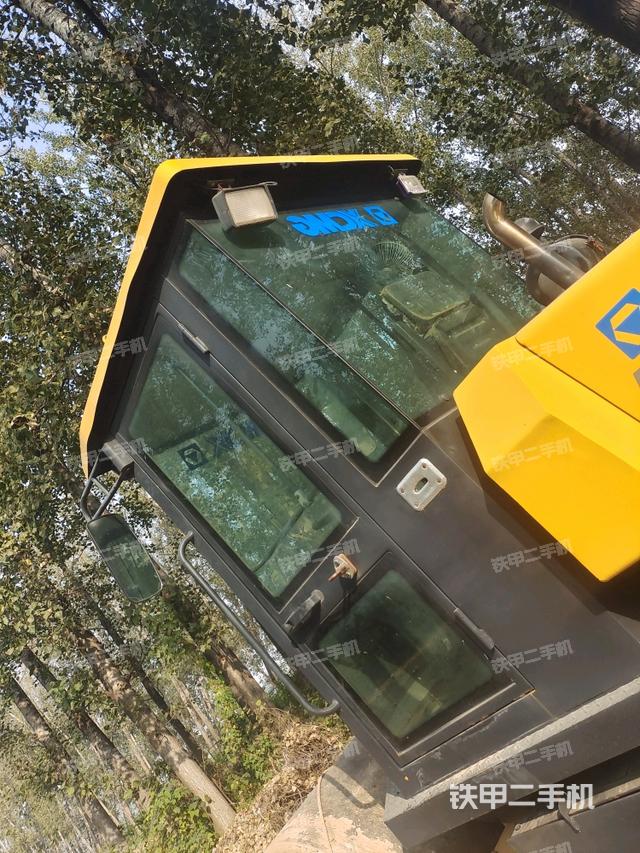 左側(cè)正面照（壓路機駕駛室）