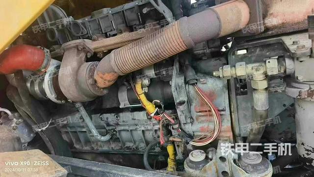 發(fā)動(dòng)機(jī)左側(cè)全景（壓路機(jī)發(fā)動(dòng)機(jī)艙）