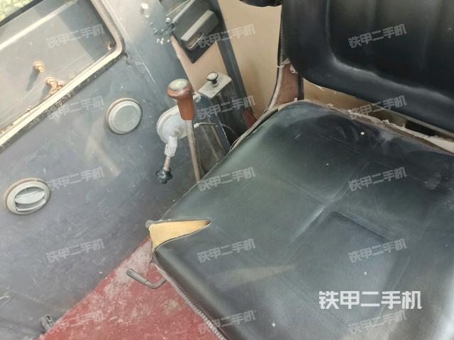 駕駛室頂蓬內(nèi)（壓路機駕駛室）