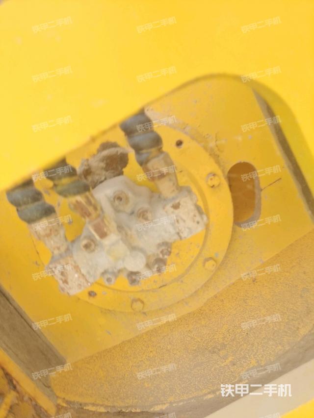 前輪左側(cè)減震塊連接及部件（壓路機前后車架）