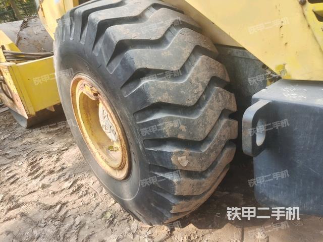 前輪右側(cè)減震塊連接及部件（壓路機(jī)前后車架）