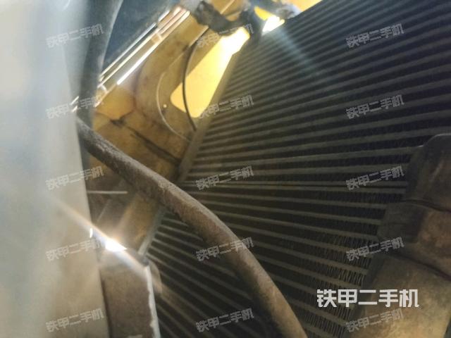 發(fā)動(dòng)機(jī)右側(cè)全景（壓路機(jī)發(fā)動(dòng)機(jī)艙）