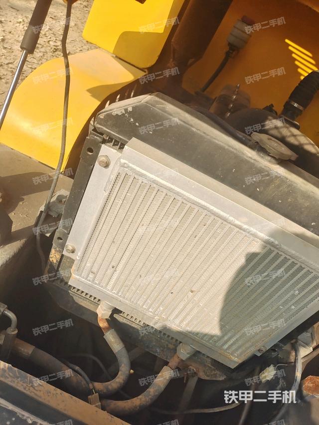 分動箱或變速箱（壓路機發(fā)動機艙）